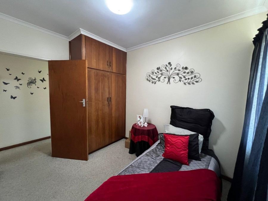 To Let 4 Bedroom Property for Rent in Rowallan Park Eastern Cape